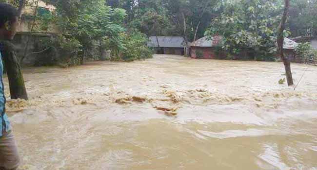 ফেনীতে ভয়াবহ বন্যায় পানিবন্দি লক্ষাধিক মানুষ