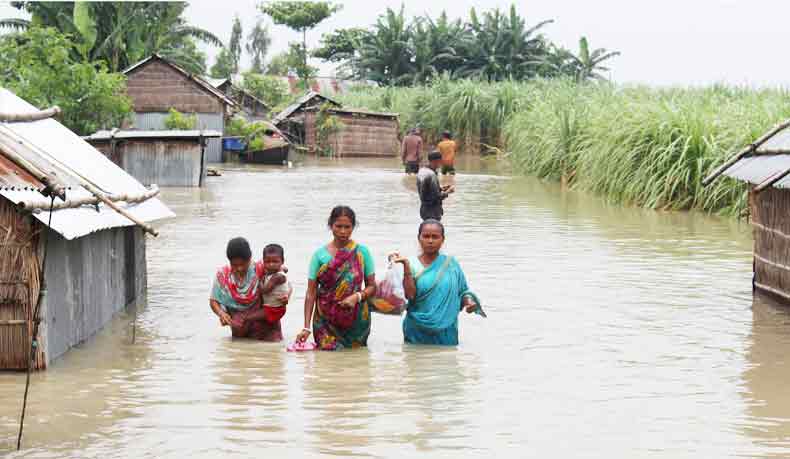 নোয়াখালীতে ধীরে নামছে বন্যার পানি, বেড়েছে পানিবন্দী মানুষের সংখ্যা