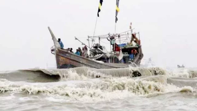 কুতুবদিয়ায় ঝড়ের কবলে পড়ে ট্রলারডুবি, শ্রমিক নিখোঁজ