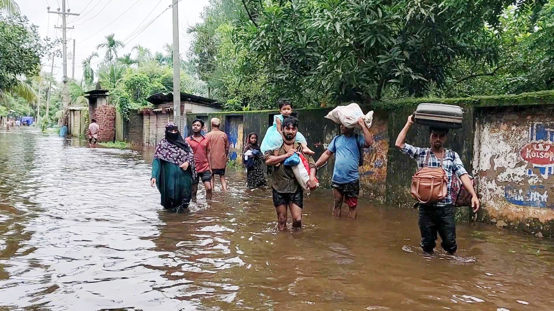 লক্ষ্মীপুরে বন্যা পরিস্থিতির অবনতি, ত্রাণের জন্য হাহাকার