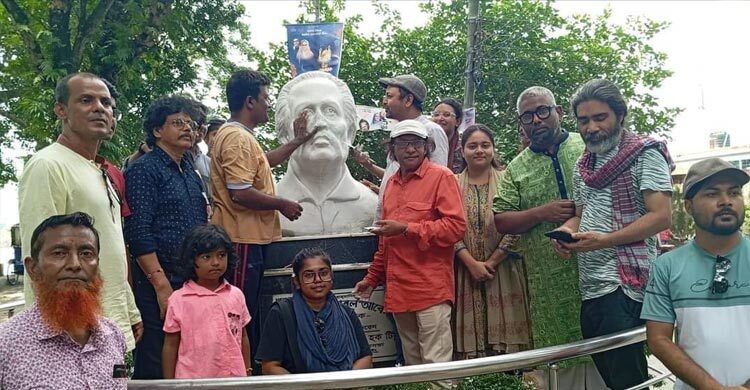 শিল্পাচার্য জয়নুল আবেদিনের ভাস্কর্য মেরামত করলেন শিল্পীরা