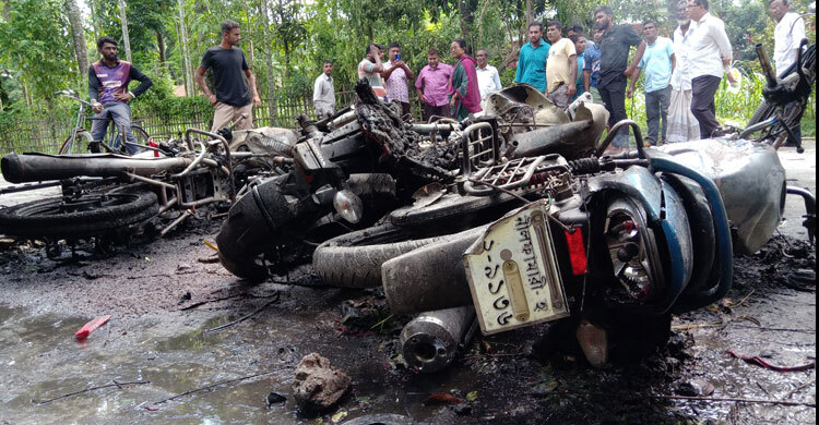 আসাদুজ্জামান নূরের বাড়ি ভাঙচুর, সাংবাদিকসহ আহত ২