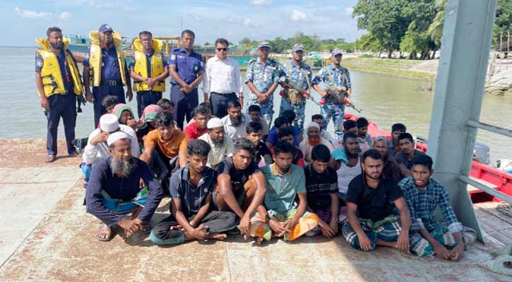 মেঘনায় অবৈধভাবে বালু উত্তোলনকালে বাল্কহেডসহ আটক ২৮