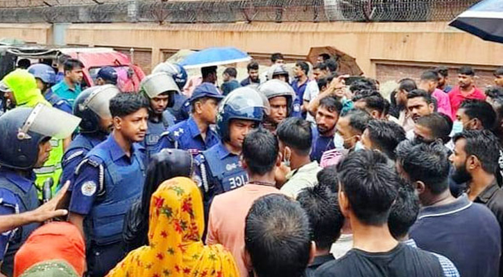 গাজীপুরে বেতনের দাবিতে পোশাক শ্রমিকদের বিক্ষোভ, ১৪ কারখানা বন্ধ