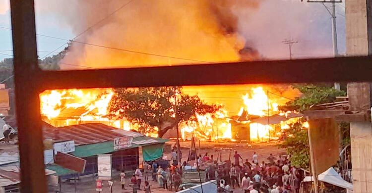 খাগড়াছড়িতে দুই পক্ষের সংঘর্ষ, দোকানপাটে অগ্নিসংযোগ