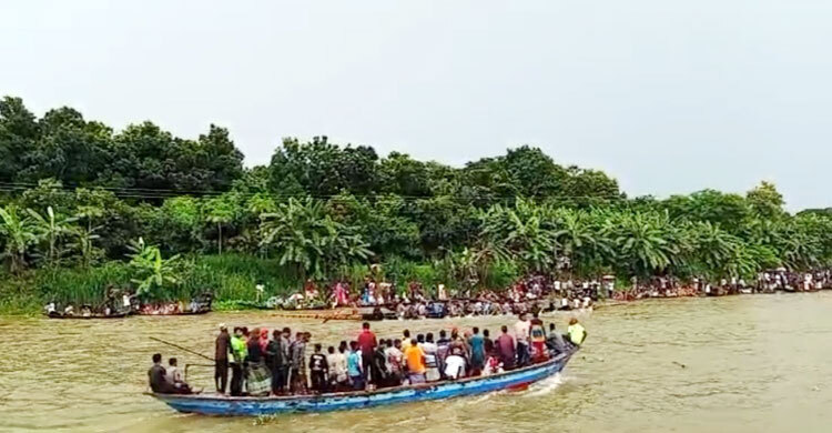 নৌকাবাইচ দেখতে কুমার নদের দুই পাড়ে মানুষের ঢল