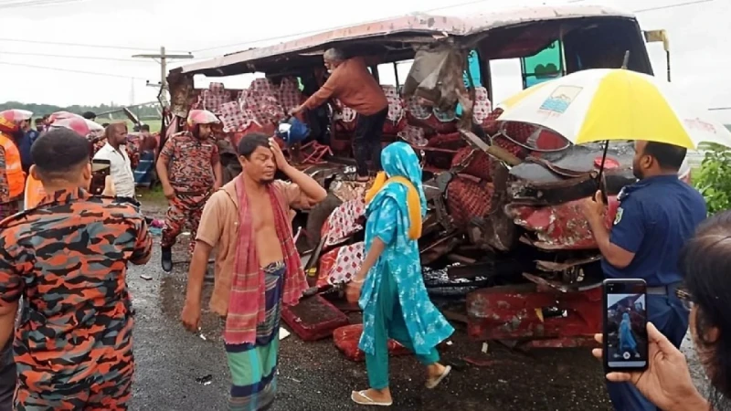 মানিকগঞ্জের শিবালয়ে বাস-ট্রাক সংঘর্ষে তিন পোশাক শ্রমিক নিহত