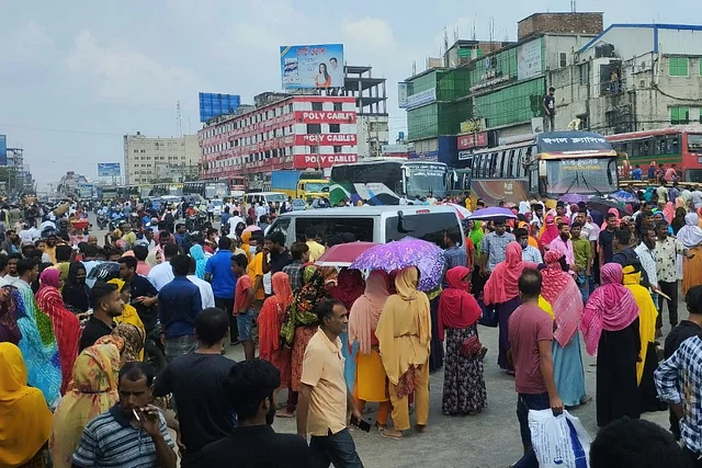 টঙ্গীতে বকেয়া বেতনের দাবিতে শ্রমিকদের মহাসড়ক অবরোধ, যান চলাচল বন্ধ