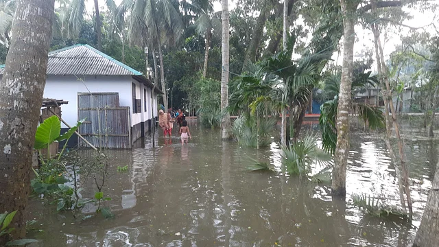 বৃষ্টি নেই দুদিন, তারপরও পানিতে ভাসছে কেশবপুর