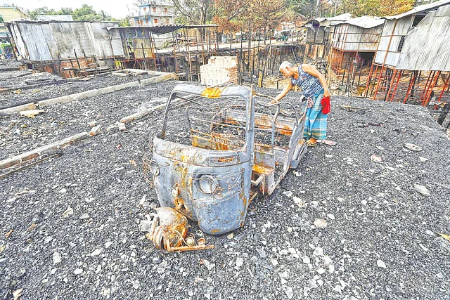 খাগড়াছড়ি লারমা স্কয়ারজুড়ে পোড়াচিহ্ন