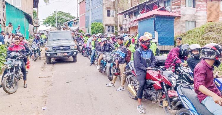 সাজেকে আটকে পড়া পর্যটকরা ফিরছেন