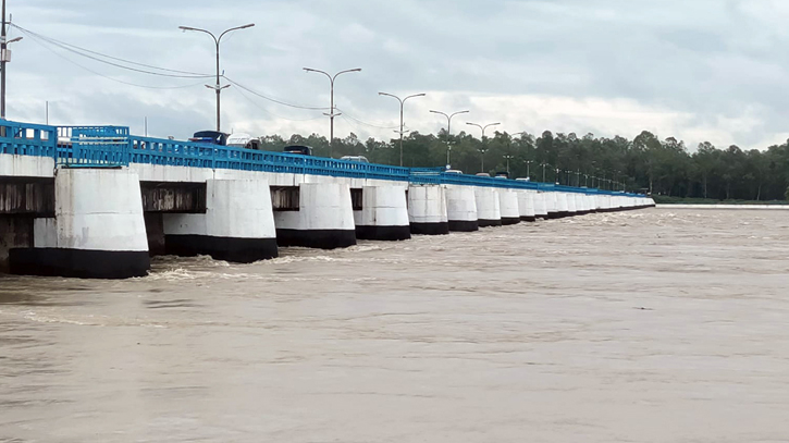 বিপৎসীমার ওপরে তিস্তার পানি, আতঙ্কে নদী পাড়ের মানুষ