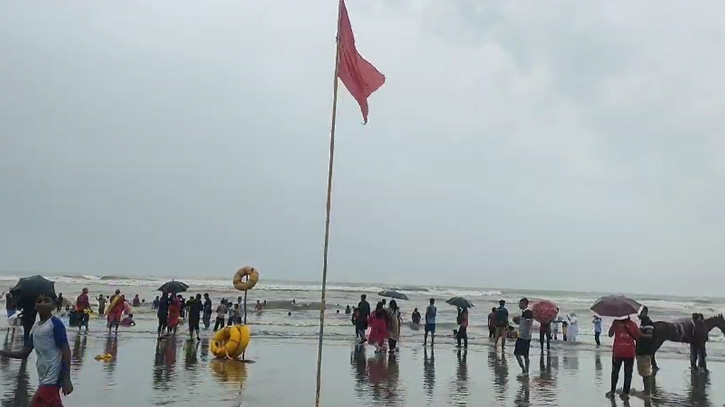 ঘূর্ণিঝড় ‘দানা’র প্রভাবে কক্সবাজারের আকাশ মেঘাচ্ছন্ন, সাগর স্বাভাবিক