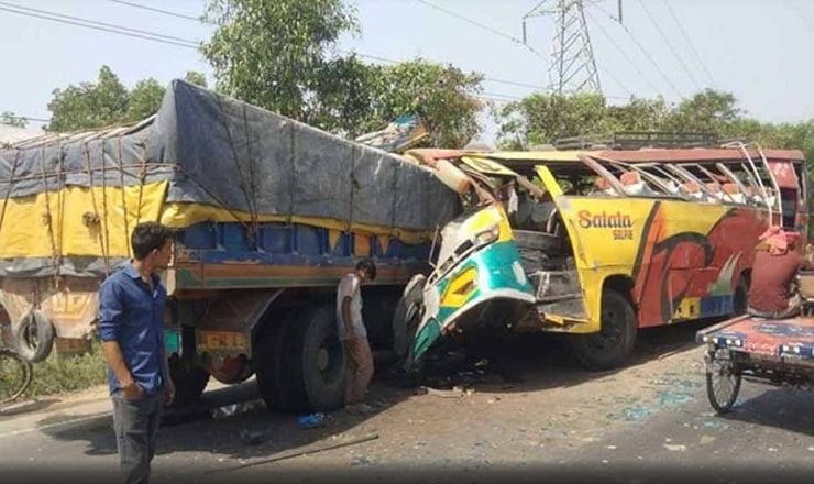 টাঙ্গাইলে বাস-ট্রাকের সংঘর্ষে নিহত ৪