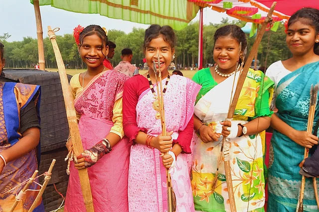 দিনাজপুরের বিরামপুর উপজেলার সাঁওতাল নারীদের তির-ধনুকের দক্ষতা দেখে মুগ্ধ দর্শক