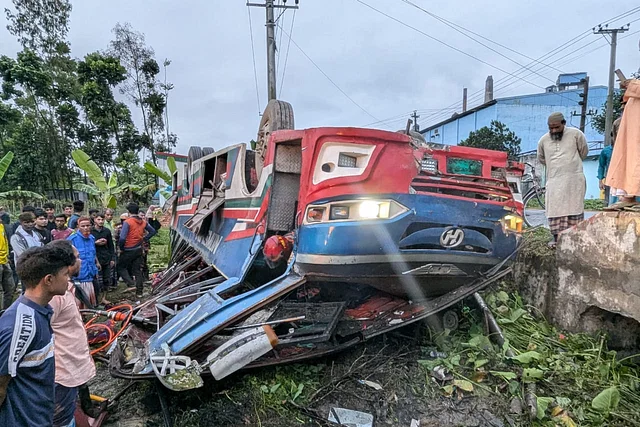 দিনাজপুরে যাত্রীবাহী বাস খাদে পড়ে নিহত ১, আহত ১৪