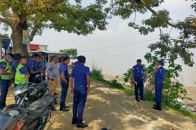 পদ্মায় পুলিশের ওপর জেলেদের হামলা, ঝাঁপ দিয়ে দুই এএসআই নিখোঁজ