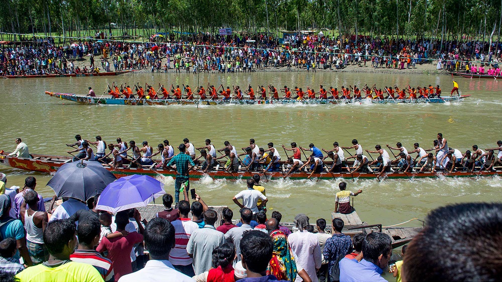 গাইবান্ধায় নৌকাবাইচ দেখতে মানুষের ভিড়