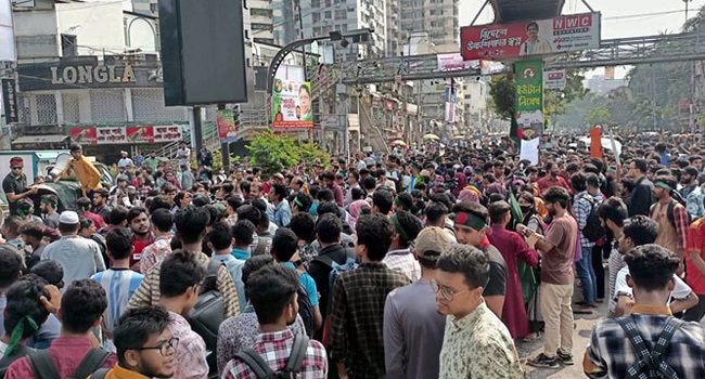 ৪ ঘণ্টা পরও সড়ক ছাড়েননি ৭ কলেজের শিক্ষার্থীরা