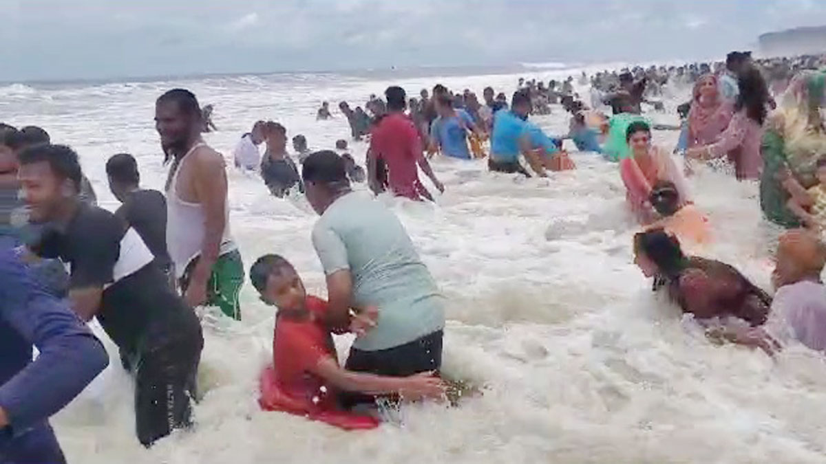 কক্সবাজার সৈকত উত্তাল সাগরে ৮-৯ ফুট উচ্চতার ঢেউ, তবু গোসলে হাজারো পর্যটক