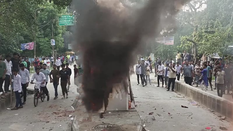 সেতুর টোল প্লাজায় আগুন দিলো বিক্ষুদ্ধ শিক্ষার্থীরা, নিয়ন্ত্রণে সেনাবাহিনী