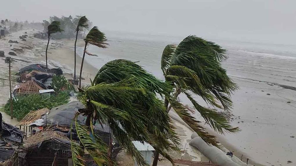 ঘূর্ণিঝড় ‌‘ফিনজাল’ ৪ সমুদ্রবন্দরে সতর্ক সংকেত, তিন বিভাগে বৃষ্টির আভাস