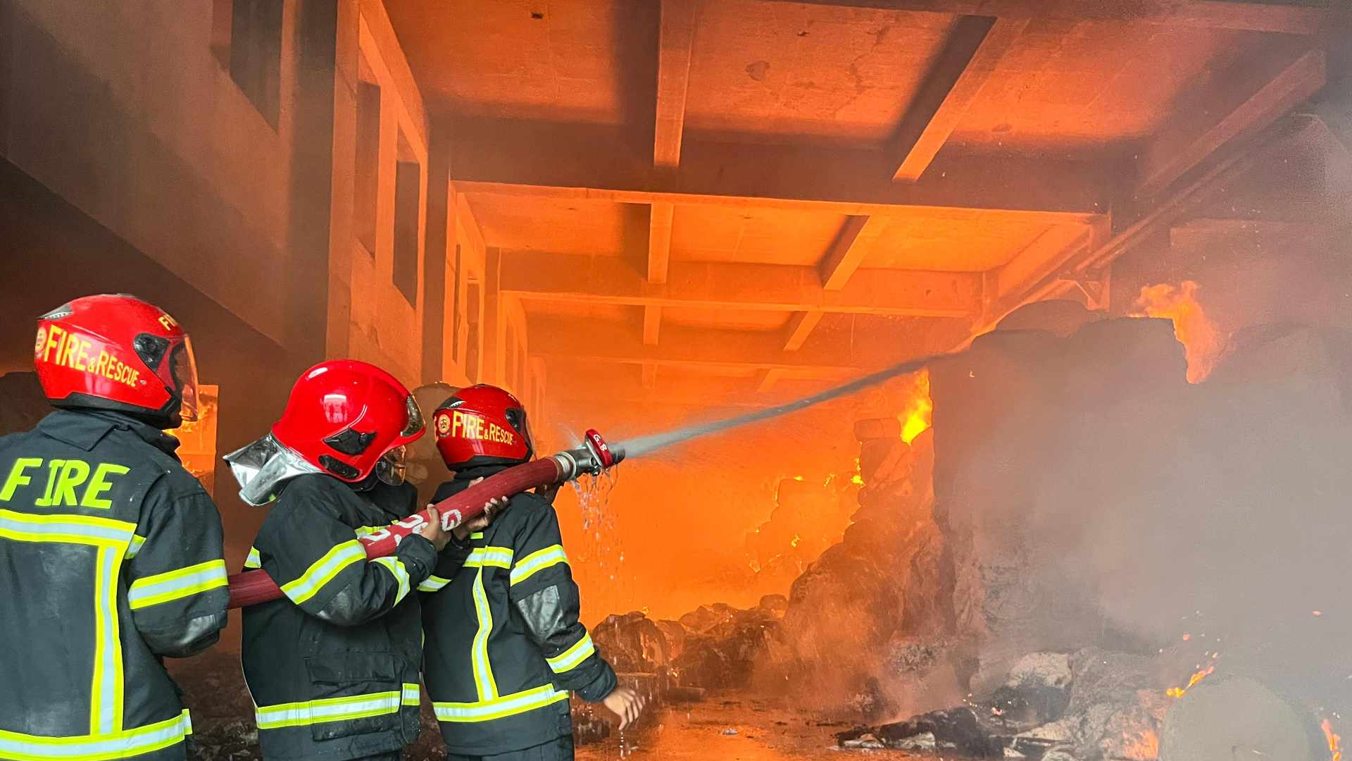 নারায়ণগঞ্জে টিস্যু পেপারের গুদামে ভয়াবহ আগুন