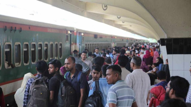 রিকশাচালকদের অবরোধ ঢাকা থেকে ৬ ঘণ্টা পর ট্রেন চলাচল স্বাভাবিক, কমেনি ভোগান্তি