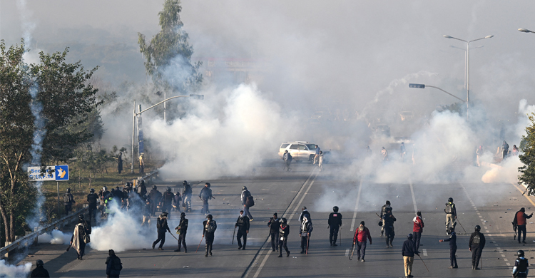 পিটিআইয়ের বিক্ষোভ ঘিরে পাকিস্তানে তুলকালাম, দফায় দফায় সংঘর্ষ