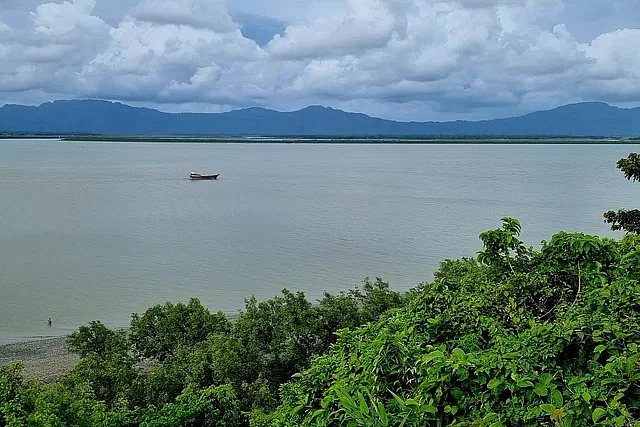 মিয়ানমারের মংডুতে আবারও মুহুর্মুহু বিস্ফোরণ, টেকনাফে আতঙ্ক