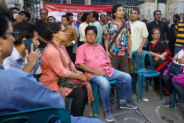 নাট্যকর্মীদের প্রতিবাদ নাটক, গান, চিত্রকলা বন্ধ হলে কী থাকে: মামুনুর রশীদ