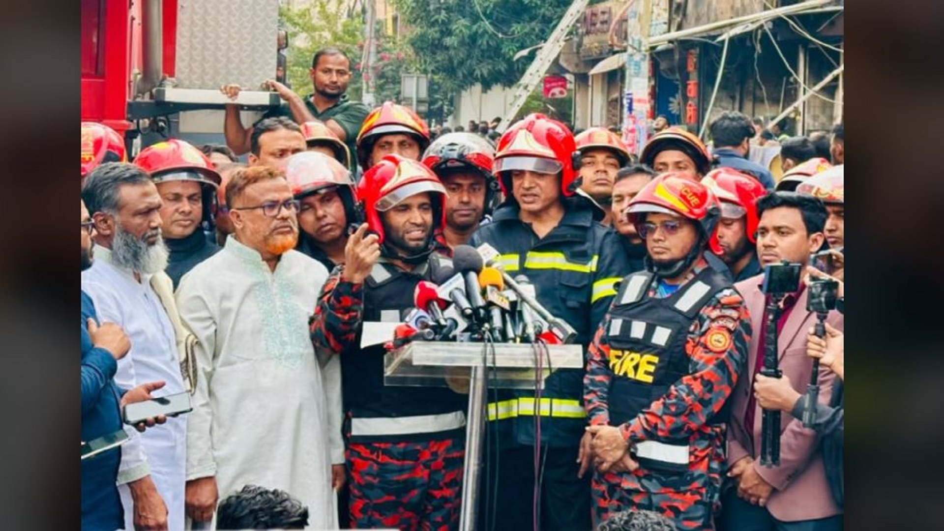 সাড়ে ৩ ঘণ্টা পর নিয়ন্ত্রণে এলো উত্তরার রেস্টুরেন্টের আগুন