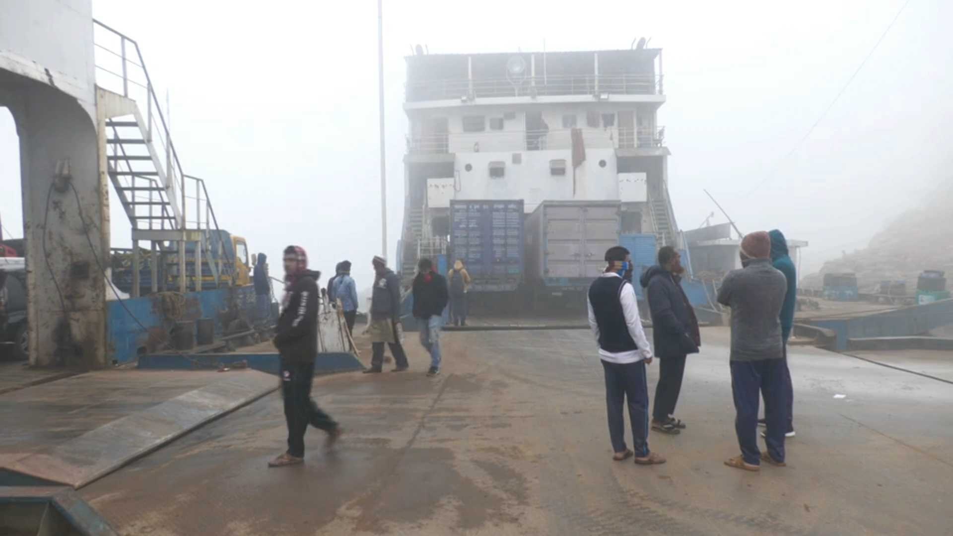 পাটুরিয়া-দৌলতদিয়া ও আরিচা-কাজিরহাট নৌরুটে ফেরি চলাচল বন্ধ