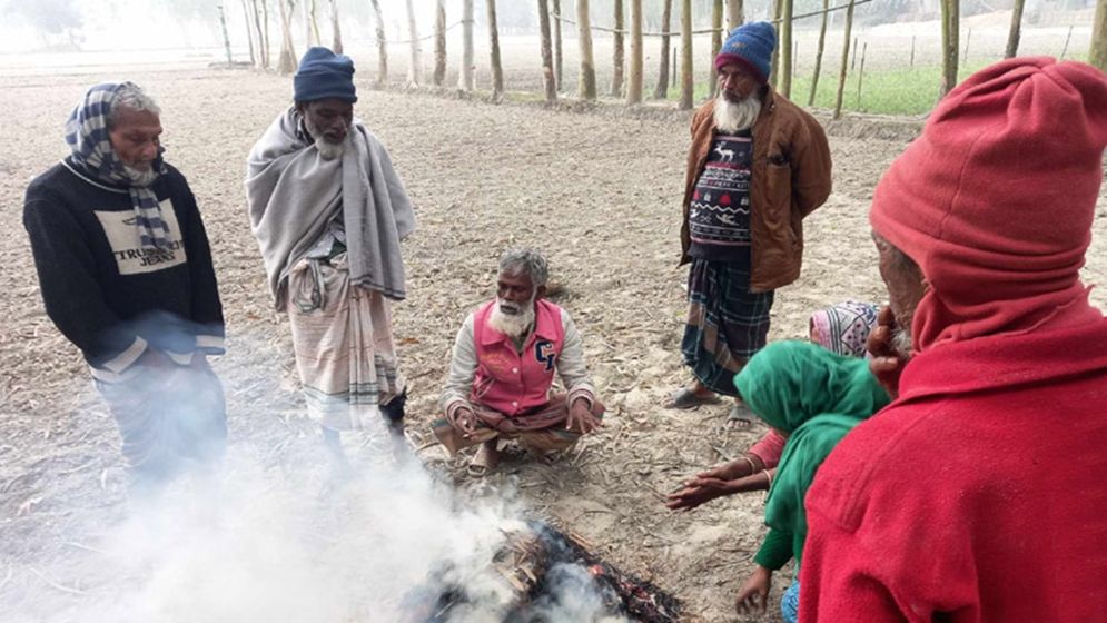 ঘন কুয়াশা আর কনকনে ঠান্ডায় বিপর্যস্ত কুড়িগ্রামের জনজীবন