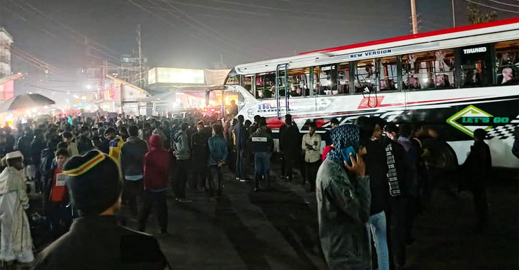 বরিশালে ভাড়া নিয়ে শ্রমিক-শিক্ষার্থী সংঘর্ষ, বাস চলাচল বন্ধ