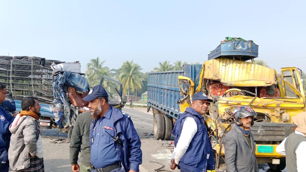 পিকআপ-ট্রাকের মুখোমুখি সংঘর্ষ, চালক নিহত