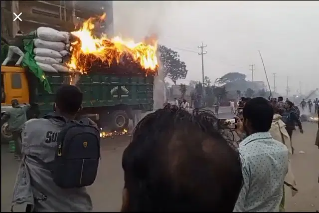 গাজীপুরে অর্ধশতাধিক যানবাহন ভাঙচুর, ট্রাক-বাস ও কারখানায় আগুন দিলেন বেক্সিমকোর শ্রমিকেরা