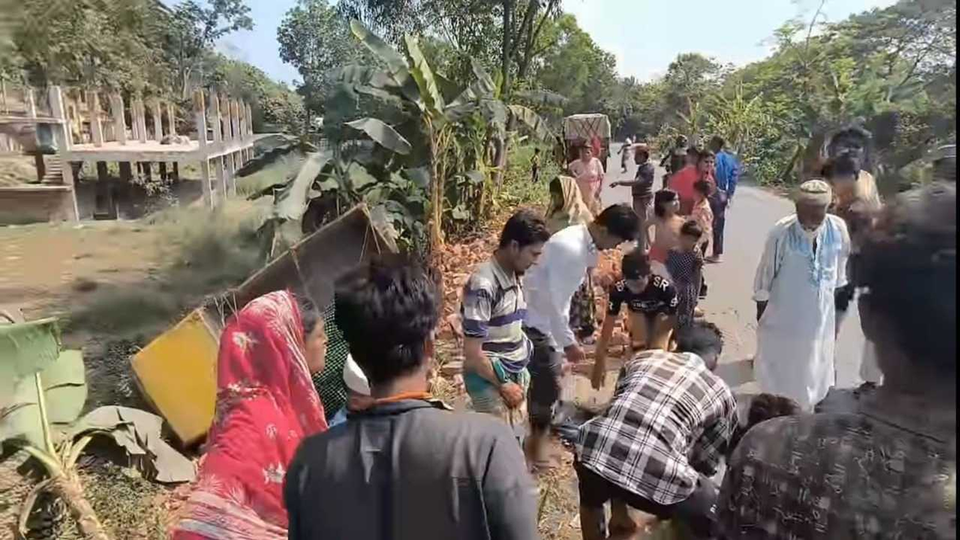 থ্রি-হুইলারের নিচে চাপা পড়ে নিহত চালক, আহত ২ শ্রমিক