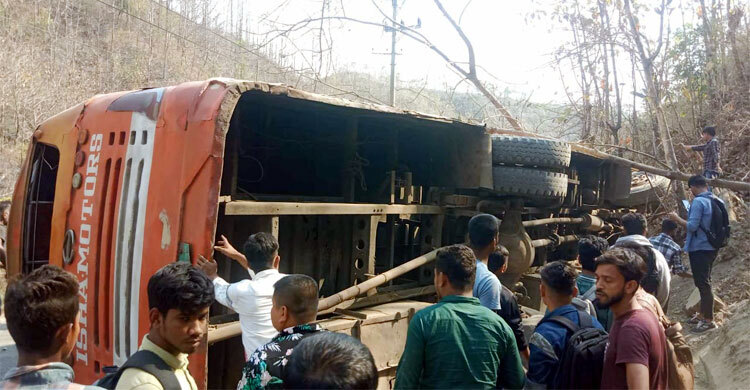 রাঙ্গামাটিতে পাহাড়ের সঙ্গে ধাক্কা লেগে উল্টে গেলো বাস, আহত ১০