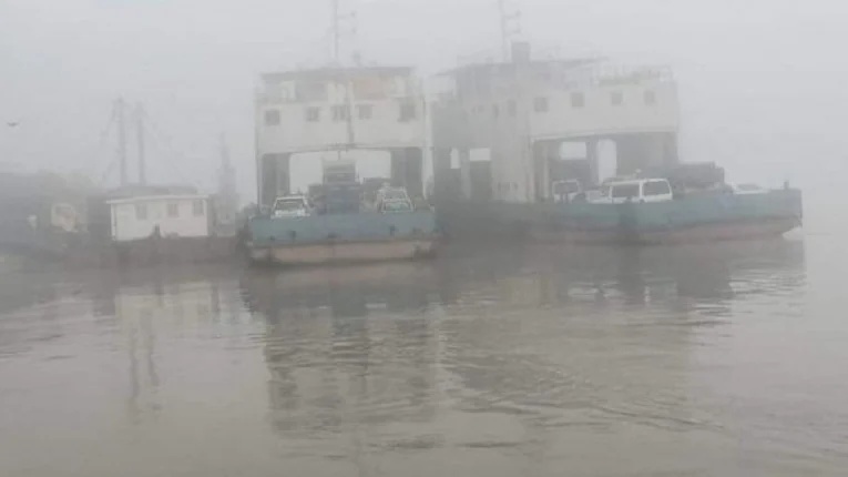 ঘন কুয়াশায় রাত থেকে পাটুরিয়া-দৌলতদিয়া নৌপথে ফেরি চলাচল বন্ধ
