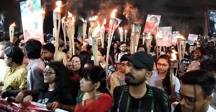 ধর্ষণের বিচার দাবিতে ঢাবিতে ছাত্র-জনতার মশাল মিছিল