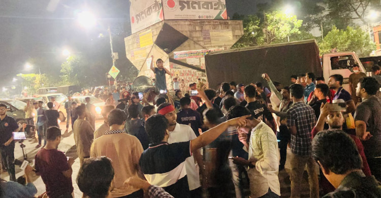কুয়েট ভিসির পদত্যাগের দাবিতে শাহবাগ ব্লকেড, যান চলাচল বন্ধ
