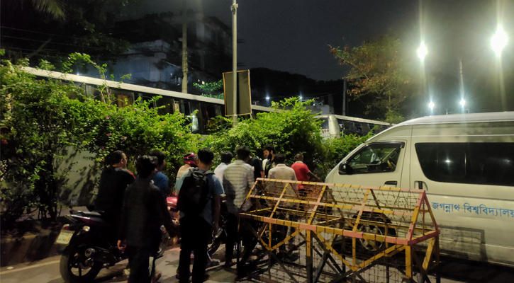 ১০ বাসে এলেন শিক্ষক-শিক্ষার্থীরা, কাকরাইল মোড় অচল