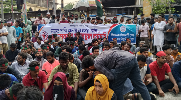 জবি শিক্ষক-শিক্ষার্থীদের গণঅনশন, কবিতা-স্লোগানে মুখর কাকরাইল