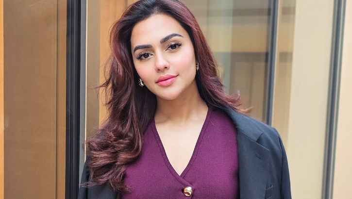 বিমানবন্দরে অভিনেত্রী নুসরাত ফারিয়া আটক