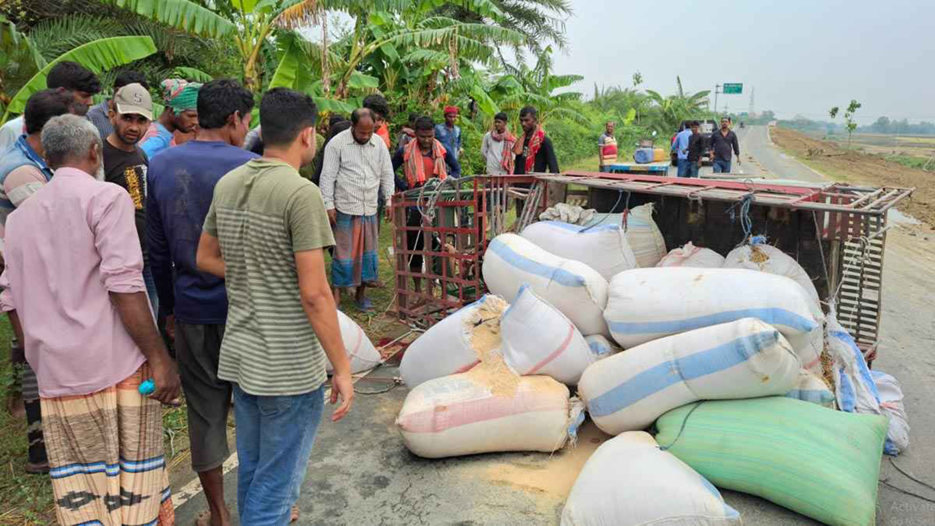 নিয়ন্ত্রণ হারিয়ে সড়কে উল্টে গেল ভটভটি, যুবক নিহত