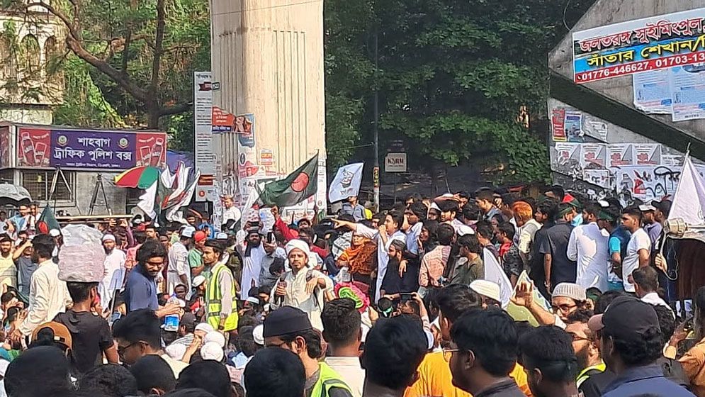 আ.লীগ নিষিদ্ধের দাবিতে শাহবাগে গণজমায়েত শুরু