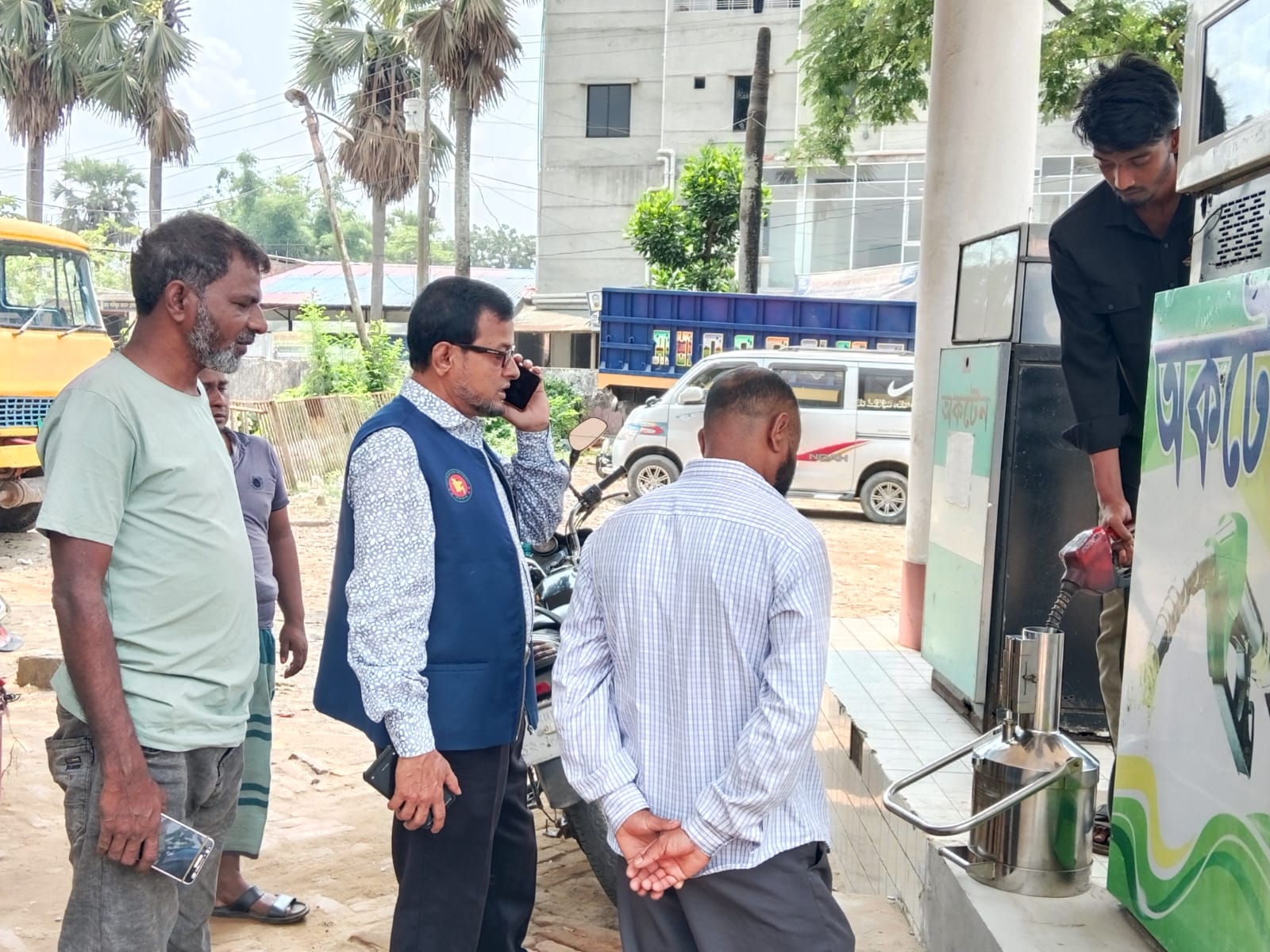 কুমিল্লায় লিটারে তেল কম দেওয়ায় দুই পেট্রোল পাম্প সিলগালা