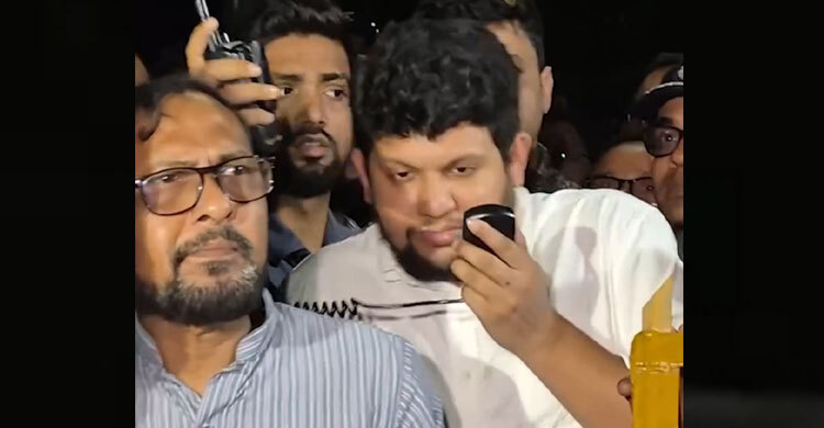 প্রেস ব্রিফিংয়ের সময় উপদেষ্টা মাহফুজের মাথায় বোতল নিক্ষেপ