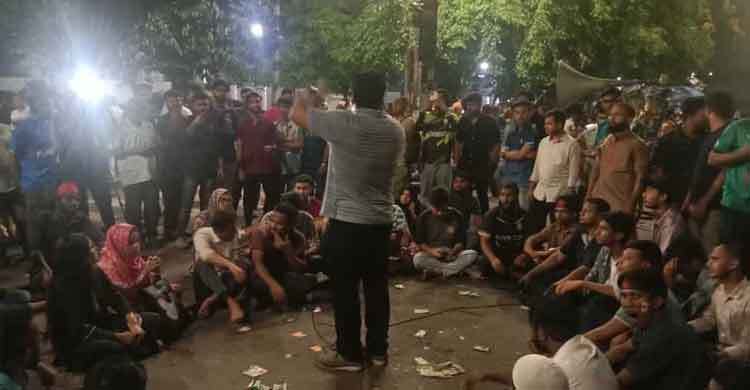 ৩২ ঘণ্টা ধরে চলছে আন্দোলন, নেই আশ্বাস